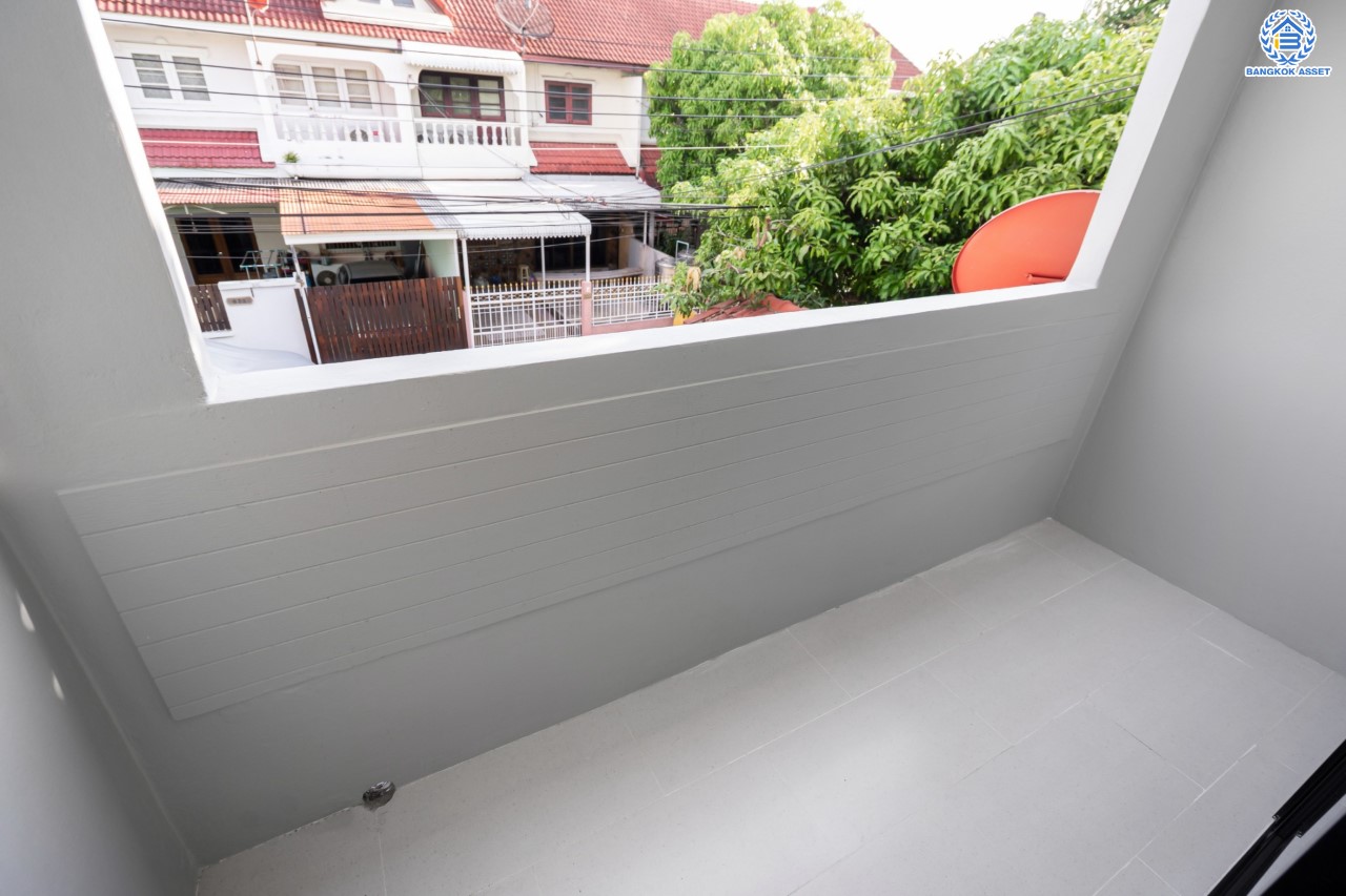 บ้านมือสองตกแต่งใหม่ หน้าโครงการติดรถไฟฟ้า "สถานีไทรม้า"!! ม.ซื่อตรง รัตนาธิเบศร์ ทาวน์เฮ้าส์ หลังใหญ่ เนื้อที่ 26 ตร.ว. ฟังก์ชัน 3 ห้องนอน 2 ห้องน้ำ 1 ที่จอดรถ ทำเลใกล้ เซ็นทรัลรัตนาธิเบศร์ และทางด่วน "งามวงศ์วาน"